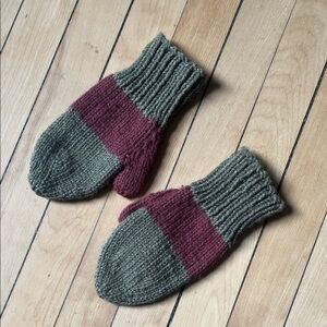 Child’s Two-Tone Hand Knit Mittens 4-6
